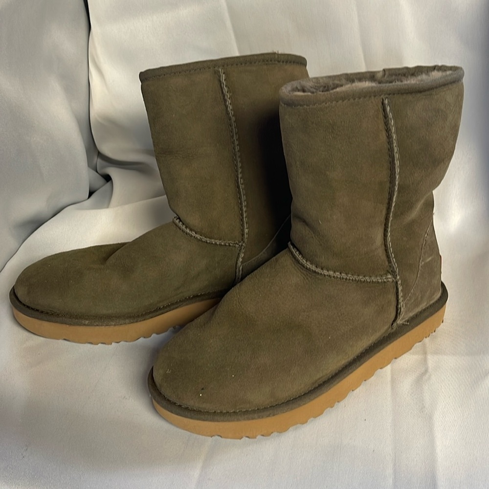 Ugg Boots-RARE Color-Size 8